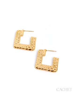 Personnalité 18K gold CACHET hoop earrings, model view