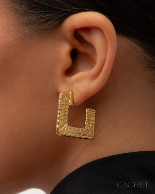 Personnalité 18K gold CACHET hoop earrings, additional view