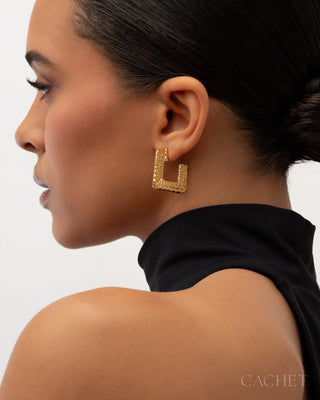 Personnalité 18K gold CACHET hoop earrings, detail view