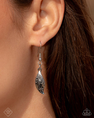 Moderate Merriment - Green - Stone Dragonfly Paparazzi Short Necklace - March 2025 Simply Santa Fe